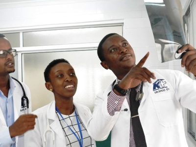 Immagine di medici in un ospedale africano